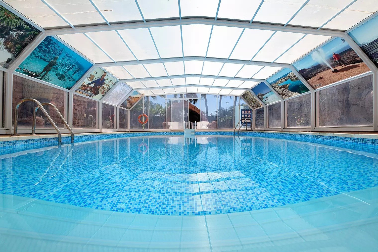 Beheizter Pool mit einzigartigen Wandbildern