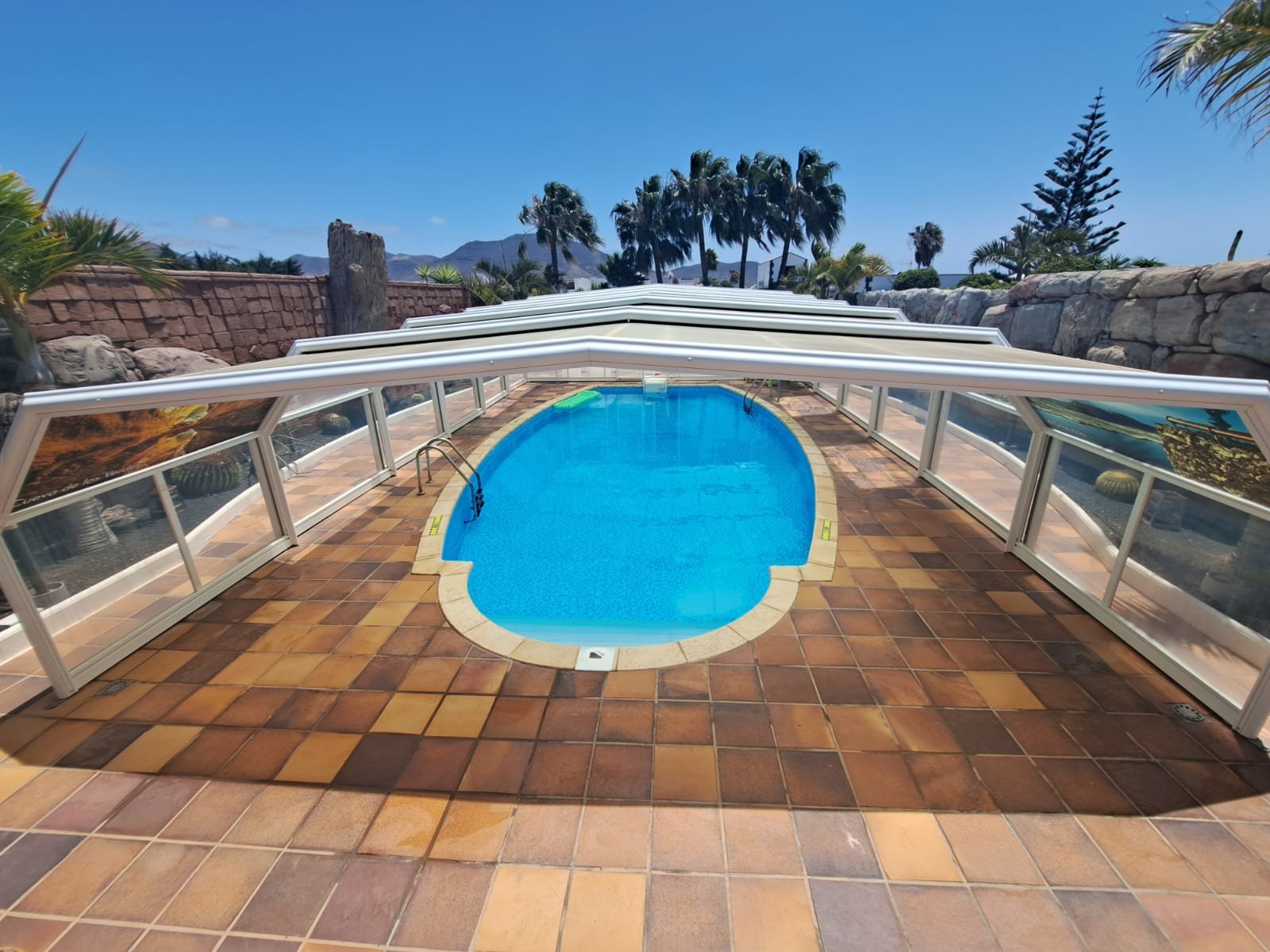 Pool bei Sonne