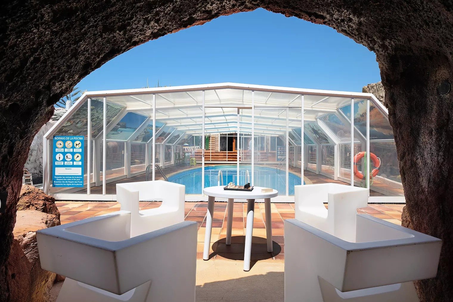 Privater Pool mit Blick auf die Palmen